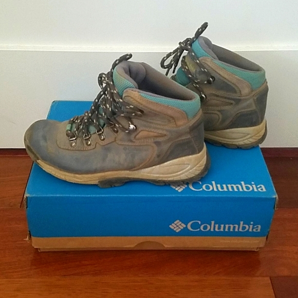 Columbia Gray/light blue hiking boots. Size 7. - Picture 2 of 6